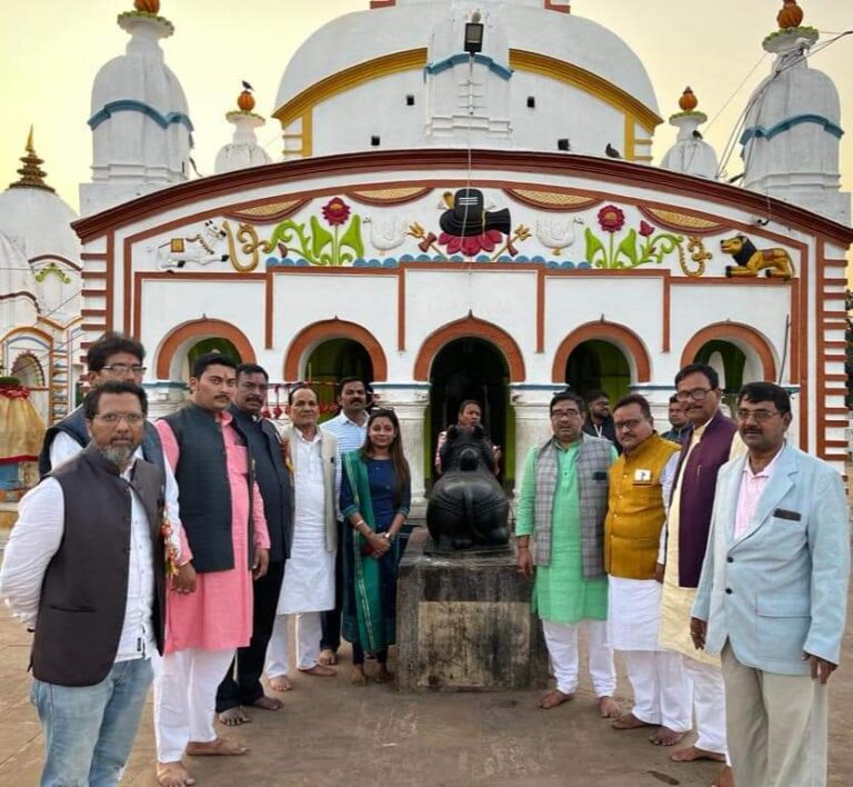 Read more about the article Shri Sanjay Kumar Singh, National General Secretary of INTUC and Md Qamruzzaman Qamar, President INTUC-WB Br. visited Kali Temple at Digha Nehru Market