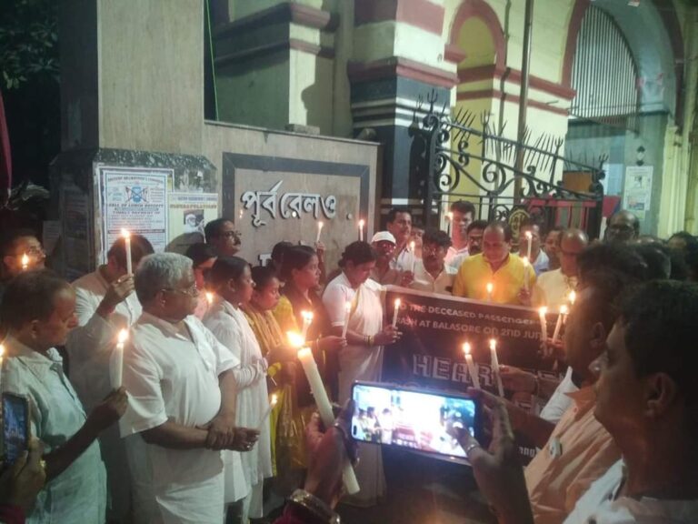 Read more about the article INTUC West Bengal Branch under the Presidentship of Md Qamruzzaman Qamar, paid heartfelt condolences by candle light at Railway Headquarter at Fairley Place, Kolkata to the deceased passengers of three trains’ crash at Balasore on 2nd June, 2023