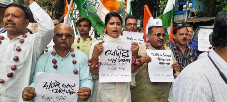 Read more about the article Sevadal Wing of INTUC West Bengal Branch along with the INTUC Women Workers organised a protest programme at Kolkata, against the huge price rise of onion and vegetables